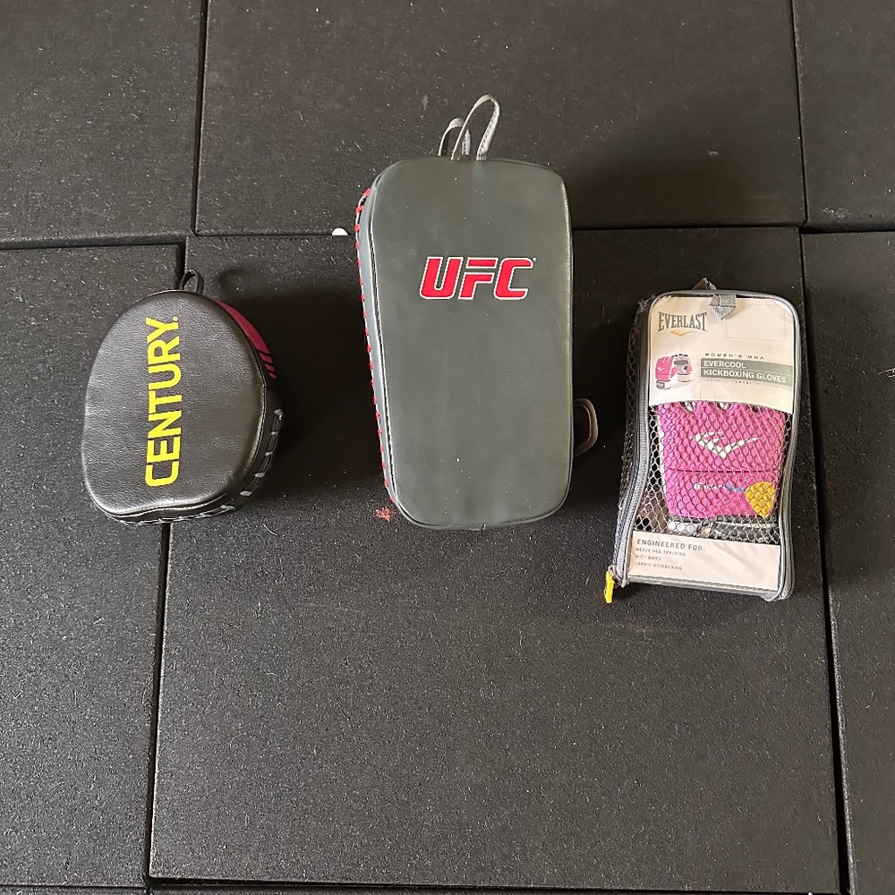 Boxing focus punch mitts and gloves